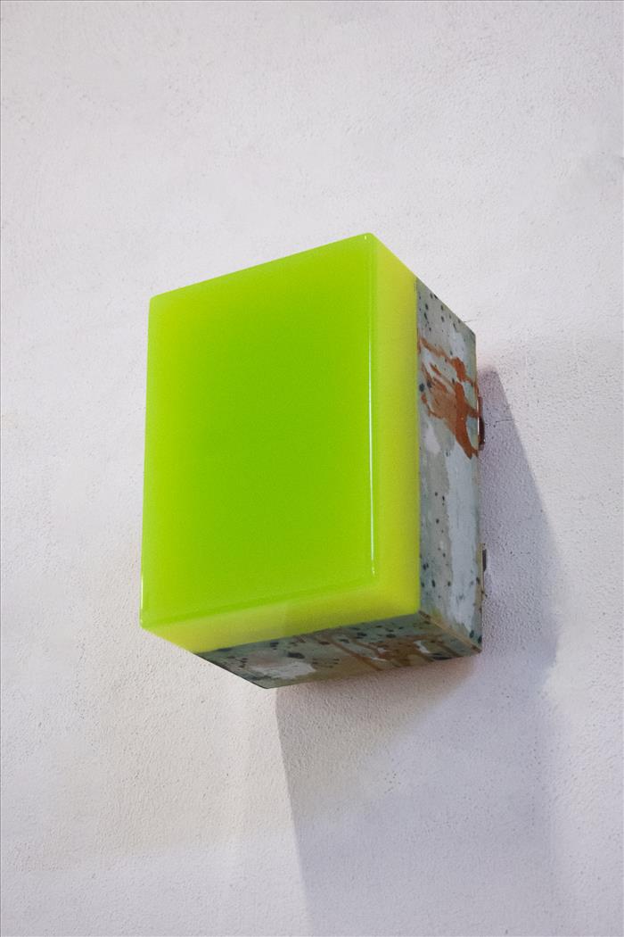 Ivan De Menis, Tessera 822D/c2, 2025, legno, tessuto, smalti, pigmenti, resina epossidica, wood, fabric, enamels, pigments, epoxy resin, 21,5 x 15,5 cm, DEMETM089