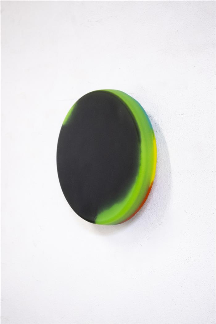 Ivan De Menis, Tondo s1, 2025, legno, tessuto, smalti, pigmenti, resina epossidica, wood, fabric, enamels, pigments, epoxy resin, 24,0 x 24,0 cm, DEMETM104
